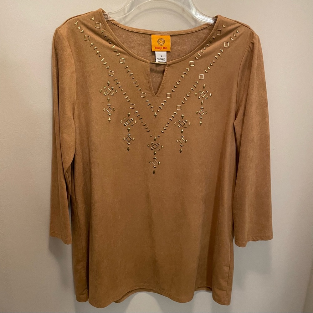 Ruby Rd Tan Faux Suede 3/4 Sleeve Keyhole Neck Gold Embellished Shirt Wm Sz S